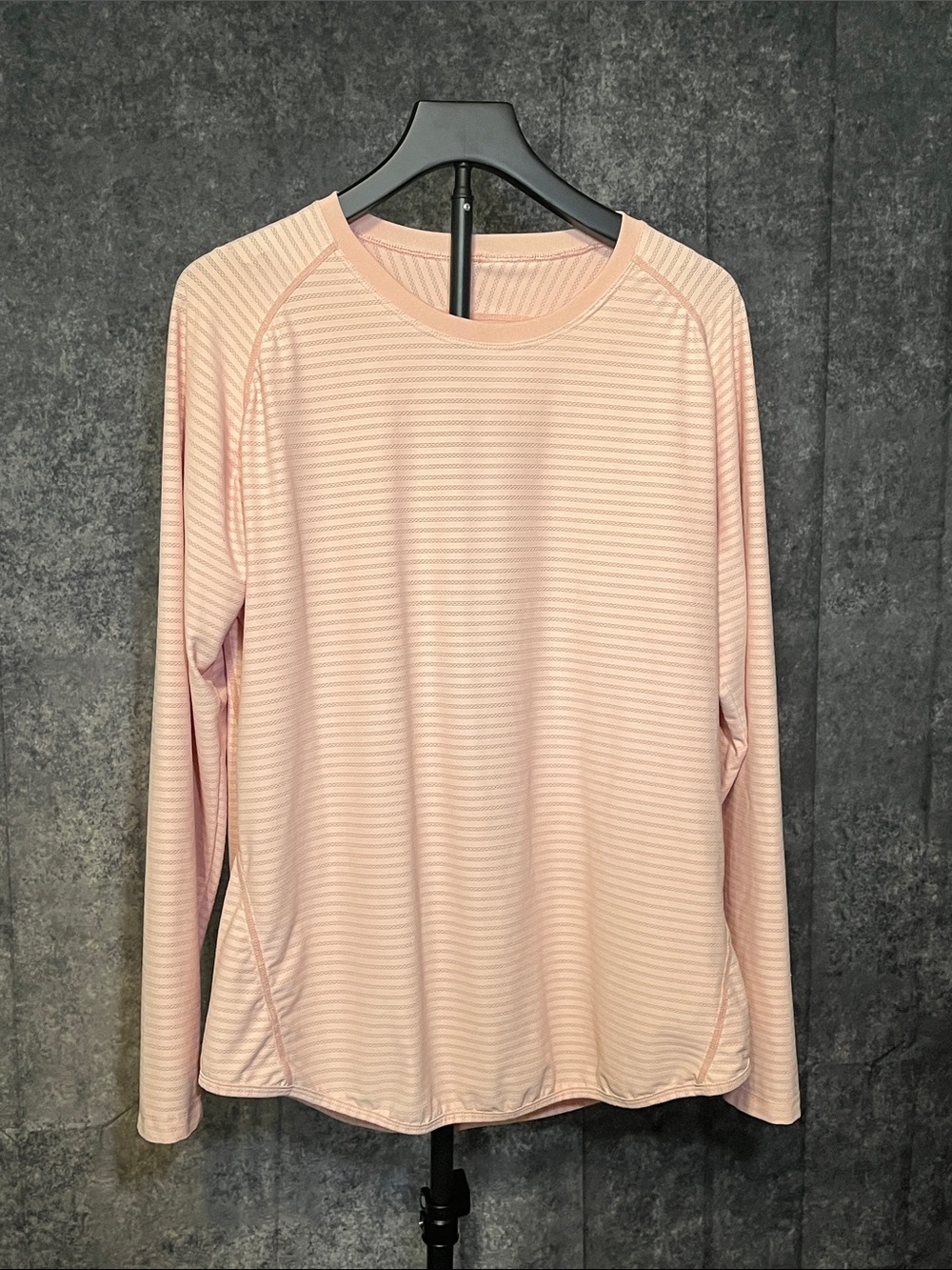 Women's Light Pink Long-Sleeve Performance Tee